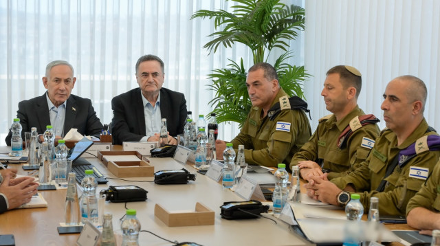 נתניהו וכ"ץ בהערכת מצב ביטחונית עם בכירי צה"ל (צילום: מעיין טואף/לע״מ)