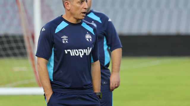 רן קוז'וך מאמן הפועל באר שבע (צילום: אודי ציטיאט)