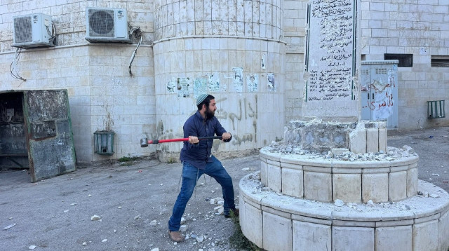 צבי סוכות הורס את האנדרטה (צילום: דוברות ח"כ צבי סוכות)