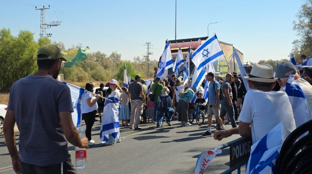 מפגינים ליד המעבר (צילום: רמי שני,יעל רודאייף)