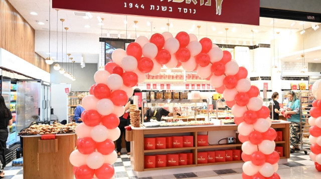 הסניף החדש בקניון עופר חדרה של מאפה נאמן (צילום: טל תוהמי)