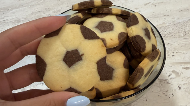 עוגיות חמאה בצורת כדורגל (צילום: ליאל עזור)