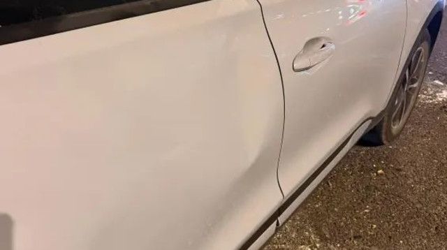 רכבו של עילאי חג'ג' שחקן בני סכנין לאחר שהותקף על ידי אוהדי מכבי נתניה (צילום: אתר רשמי, בני סכנין)
