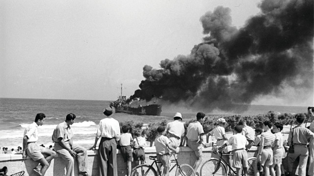 אוניית אלטלנה בוערת (צילום: ארכיון צה"ל במשרד הביטחון)