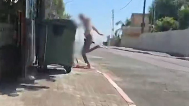 תקף ילד בן 7 והשליך אותו לפח (צילום: דוברות המשטרה)