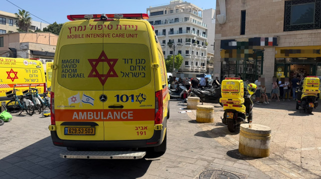 זירת אירוע הדקירה בתל אביב, אמבולנס מד"א (צילום: תיעוד מבצעי מד"א)