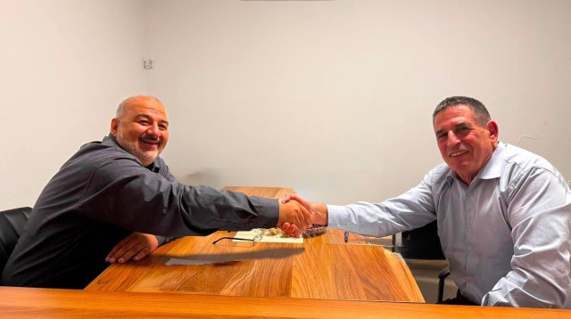 יואב סגלוביץ' ומנסור עבאס (צילום: דוברות רע"מ)