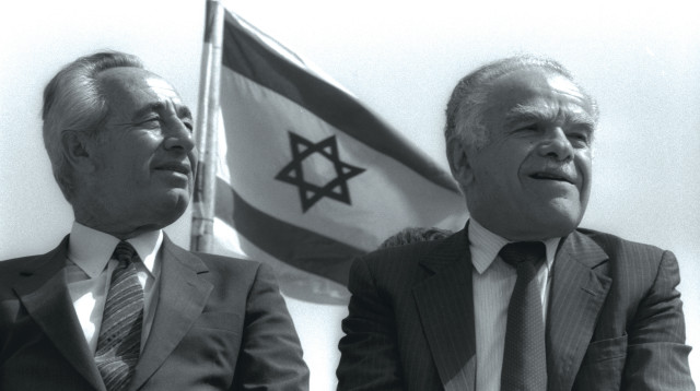 יצחק שמיר ושמעון פרס (צילום: ארכיון נתי הרניק, לע"מ)