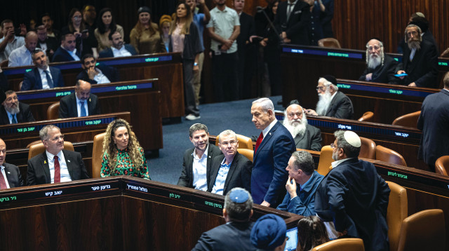 נתניהו ושולחן הממשלה  (צילום: יונתן זינדל, פלאש 90)