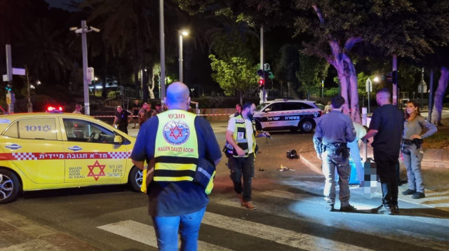 זירת האירוע בשדרות ירושלים ביפו, חשד לרצח (צילום: תיעוד מבצעי מד"א)