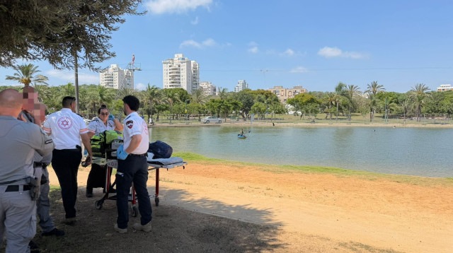 צוותי מד"א באגם בפארק דרום בתל אביב (צילום: תיעוד מבצעי מד"א)