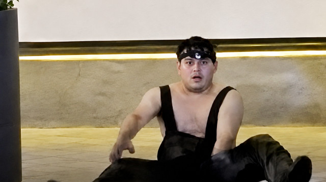 אדם יוצא מהביוב במנהטן, ניו יורק  (צילום: צילום מסך אינסטגרם)