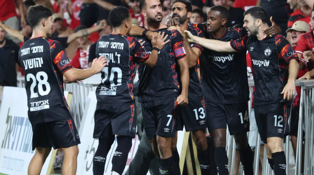 שחקני הפועל באר שבע חוגגים עם אליאל פרץ (צילום: דני מרון)