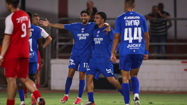 לירן חזן, אביב סלם שחקני מכבי פתח תקוה חוגגים (צילום: מאור אלקסלסי)