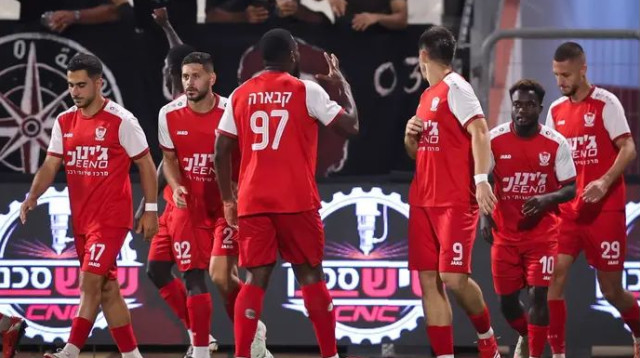לא חיכו אפילו דקה. שחקני בני סכנין חוגגים (צילום: מאור אלקסלסי)