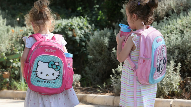 פתיחת שנת הלימודים. ילדות הולכות לגן ולבית ספר (צילום: מרק ישראל סלם)