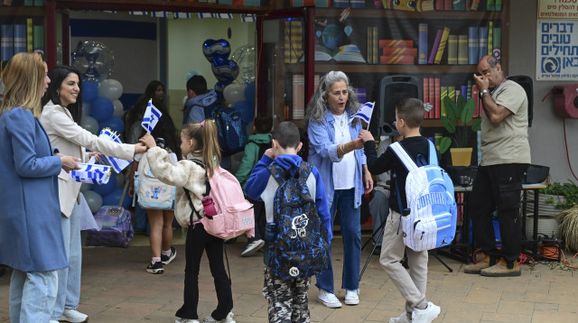 תלמידים חוזרים ללימודים ברמת הגולן. למצולמים אין קשר לכתבה (צילום: מיכאל גלעדי פלאש 90)