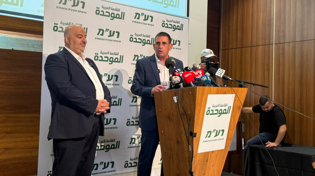 יואב סגלוביץ' בהצהרה משותפת עם מנסור עבאס (צילום: ללא קרדיט)