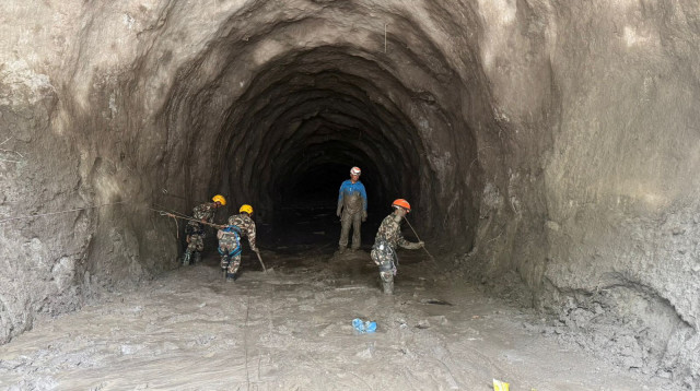 צוות חילוץ באתר מנהרת אנרגיה הידרואלקטרית בנפאל (צילום: רויטרס)