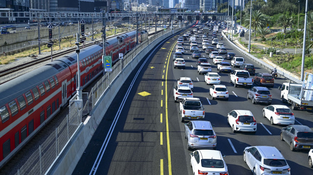 פקקים לצד רכבת (צילום: חיים גולדברג פלאש 90)