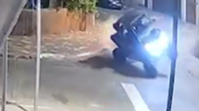 הטרקטורון בשומרון, התהפף בעקבות פיצוץ רימון רסס (צילום: מצלמת אבטחה)