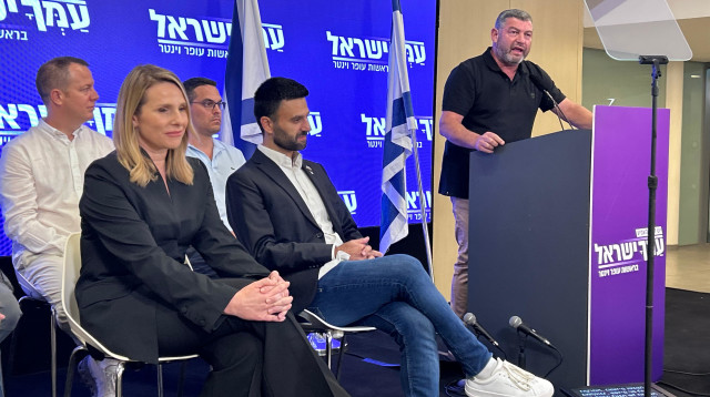 עופר וינטר במהלך ההצהרה (צילום: אבשלום ששוני)
