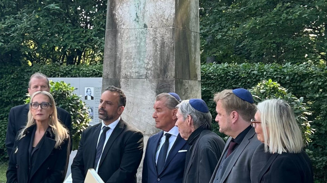 "אל מלא רחמים" למרגלות הפסל של ריכרד וגנר (צילום: החזן יונתן עמרני)