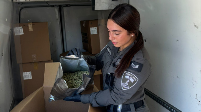 הסמים שנתפסו במשאית נתפסו במשק חקלאי במושב רינתיה (צילום: דוברות המשטרה)
