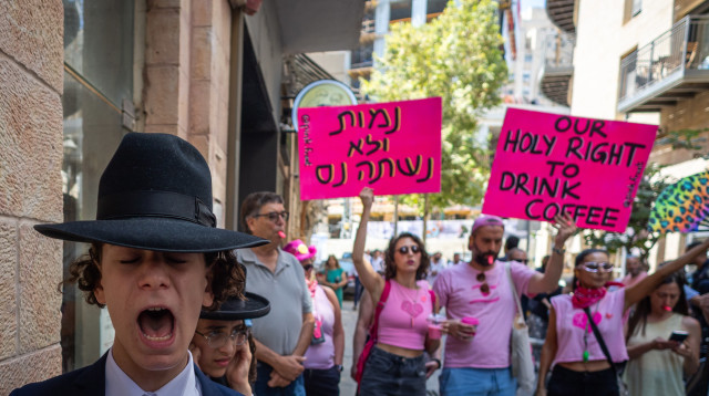מחאה מחוץ ל"קפה בסמטה" בירושלים (צילום: אורן בן חקון, פלאש 90)
