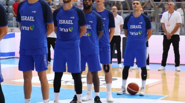 מדר ושחקני הנבחרת בקרואטיה (צילום: אודי ציטיאט)