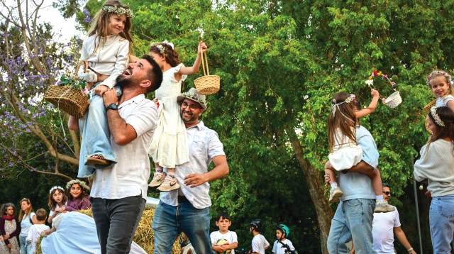חגיגת שבועות בקיבוץ חוקוק (צילום: מיכאל גלעדי פלאש 90)