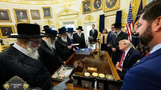דונלד טראמפ וחסידי סאטמר בבית הלבן (צילום: יח"צ)