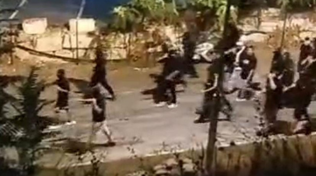 רעולי הפנים בדרכם למתחם האימונים של בית"ר ירושלים (צילום: מסך)