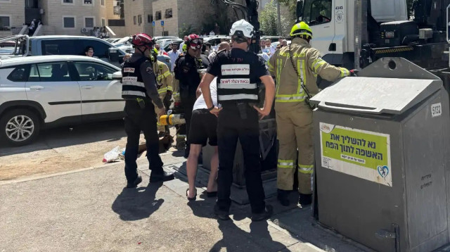 חילוץ אדם מפח אשפה מוטמן בירושלים (צילום: כבאות והצלה לישראל)