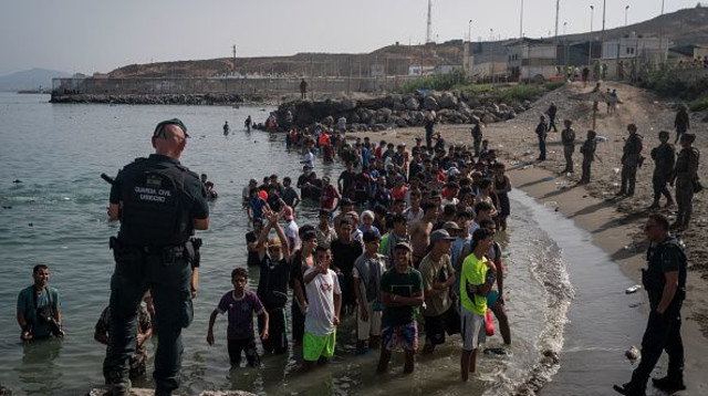 מהגרים ממרוקו בחוף הים בסאוטה (צילום: Gettyimages)