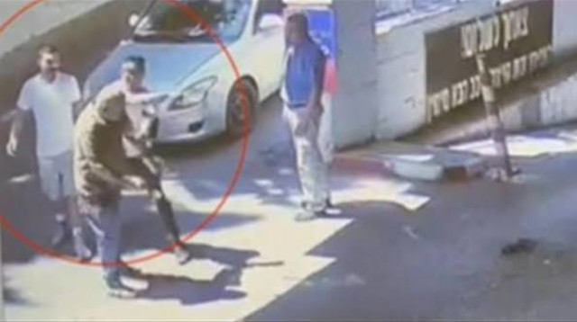 תקיפת מנהל החניון (צילום: צילום מסך)