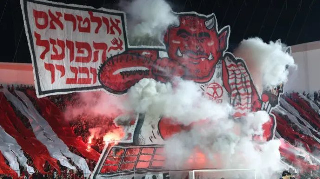 תאהבו אותם או תשנאו. מדובר בקהל הכי טוב בישראל. אוהדי הפועל בפעולה (צילום: דני מרון)