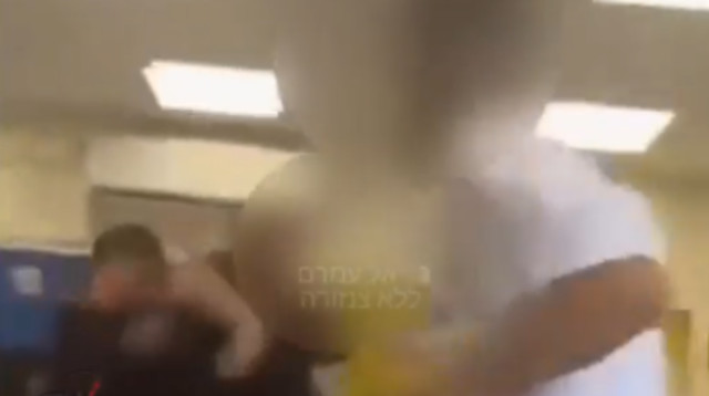 הקטטה בבית הספר בחולון (צילום: דניאל עמרם ללא צנזורה)
