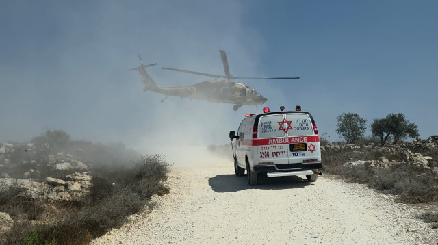 ניידת אמבולנס ומסוק בזירה (צילום: דוברות מד"א)