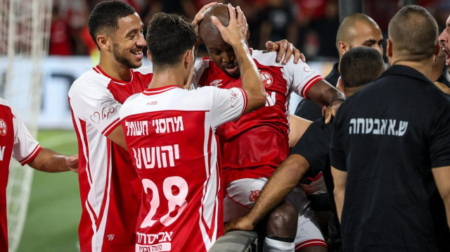 שחקני הפועל באר שבע חוגגים עם ג'בון איסט (צילום: קובי אליהו)
