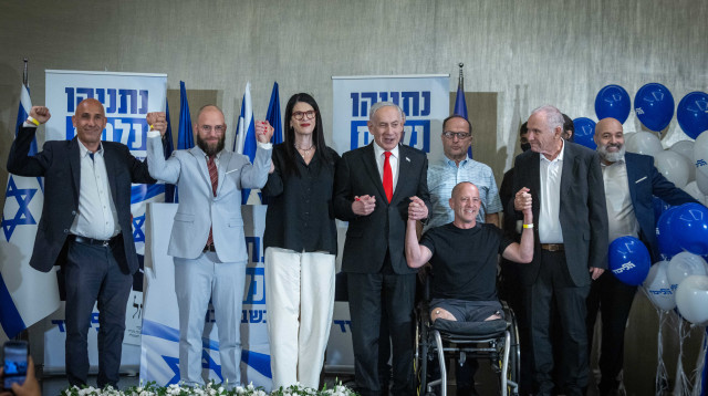 בנימין נתניהו ומשורייני הליכוד  (צילום: חיים גולדברג, פלאש 90)