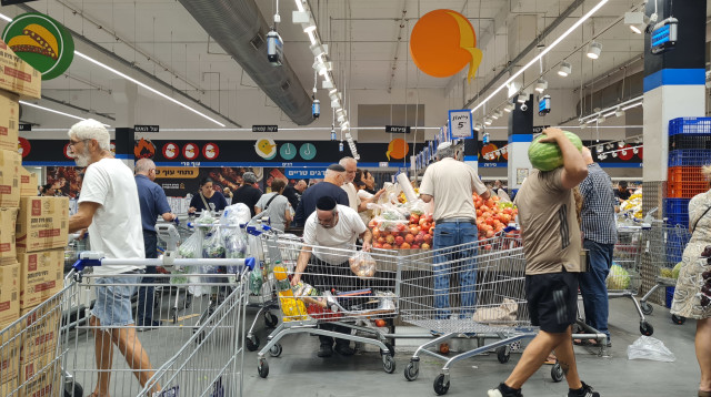 קניות לקראת החג באושר עד, ראש השנה 2026 (צילום: ללא קרדיט)