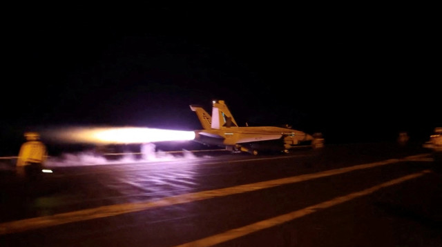 כלי טיס אמריקאי ממריא ממקום לא ידוע (צילום: REUTERS)