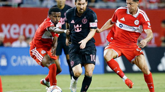 ליאו מסי מול רוברט לבנדובסקי ב-MLS (צילום: KAMIL KRZACZYNSKI / AFP via Getty Images)