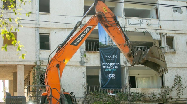 הריסת הבניינים הישנים בגבעתיים (צילום: פיני חדד)