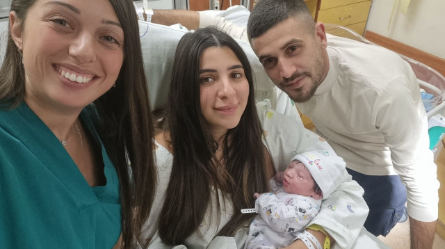 לין ועילאי ואקנין עם בתם בבית החולים וולפסון (צילום: בית חולים וולפסון)