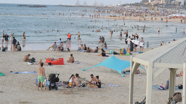 מבלים בחוף הים בתל אביב, ראש השנה תשפ"ז (צילום: אבשלום ששוני)