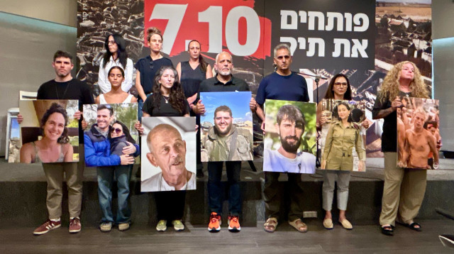 פותחים את תיק 7.10 (צילום: אבשלום ששוני)