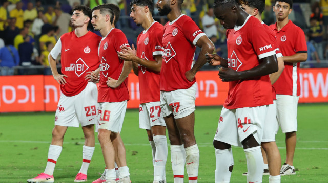שחקני הפועל תל אביב מאוכזבים (צילום: אודי ציטיאט)