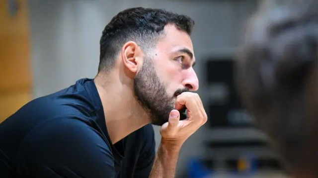 מחכה בצד. זלמנסון (צילום: ברני ארדוב)